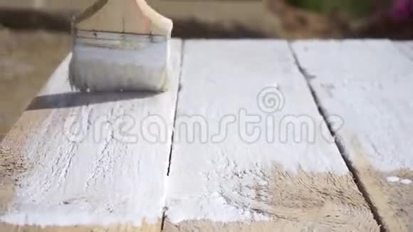 女人用刷子刷木面视频的预览图