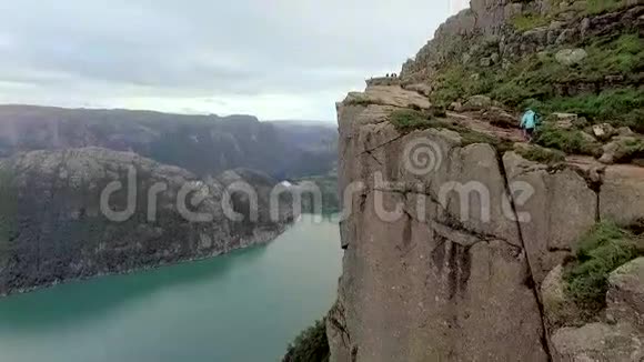 这个女孩在悬崖边上做瑜伽挪威空中勘测鸿沟壮观的景色身高你的画视频的预览图