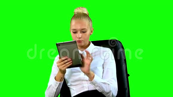 年轻女子带着平板电脑主持绿色屏幕中东视频的预览图