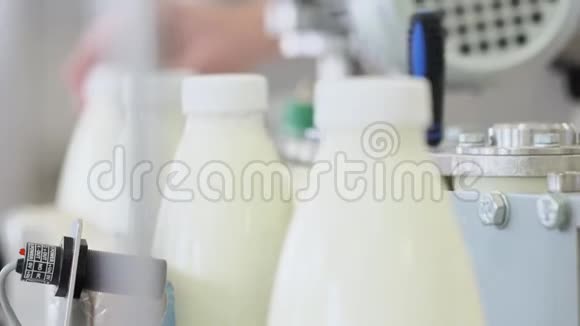 牛奶生产线上的机器包装瓶乳品厂的奶瓶标签视频的预览图