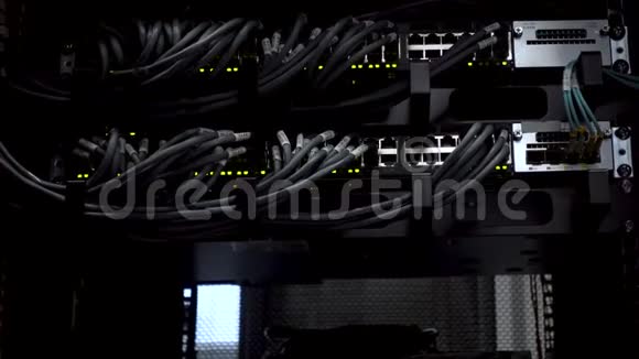 以太网网络连接枢纽黑暗服务器机房的闪烁灯光连接到路由器的以太网电缆的特写镜头视频的预览图