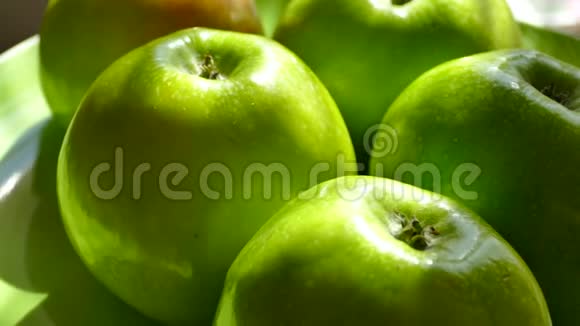 漂亮的绿色苹果站在盘子上一个绿色的水果在镜头特写的前面转过来收获苹果和视频的预览图