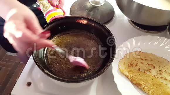 准备在煎锅里煎煎饼在家做饭视频的预览图