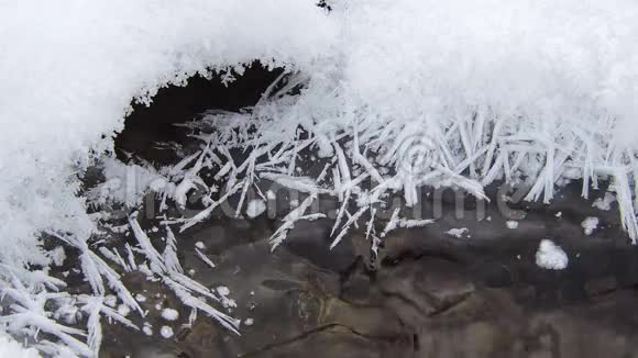 冬天或春天美丽的溪流在森林中流动冰雪融化视频的预览图