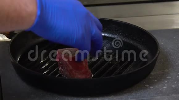 美食餐厅烹饪厨师炒肉视频的预览图