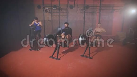 三个强壮的男人在健身房做交叉训练视频的预览图