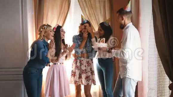生日快乐的女孩和朋友许愿吹灭蛋糕上的蜡烛视频的预览图