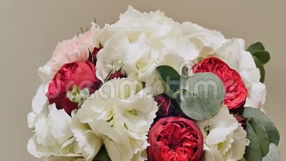 一束绣球花形玫瑰康乃馨和桉树绿色的婚礼花束旋转的气味视频的预览图