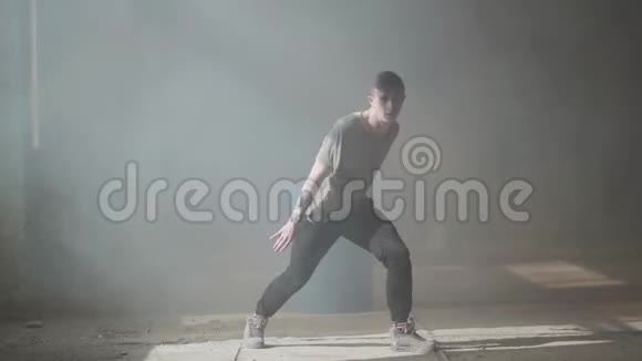 娴熟的年轻激情的街舞舞者表演这个人向前伸展手臂然后做尖锐的动作视频的预览图