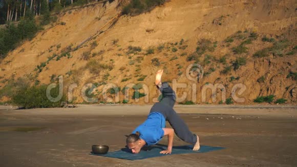 海边男子倒立瑜伽姿势视频的预览图
