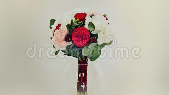 一束绣球花形玫瑰康乃馨和桉树绿色的婚礼花束旋转的气味视频的预览图