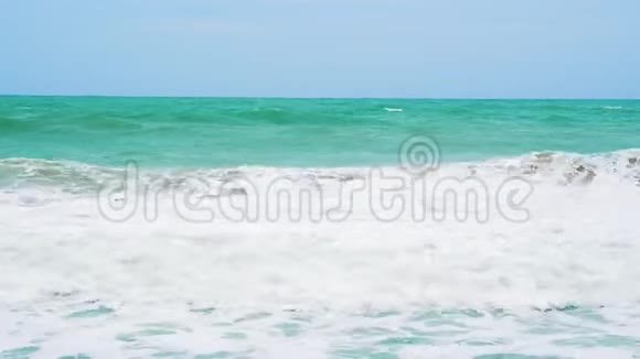 晴天海浪海岸海滩视频的预览图