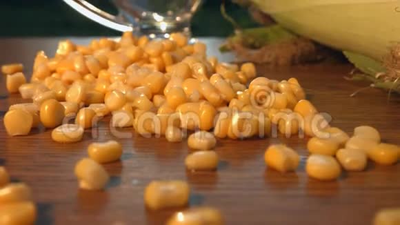 玉米油和玉米种子对大自然的影响慢动作特写镜头垂直平底锅专注专注视频的预览图