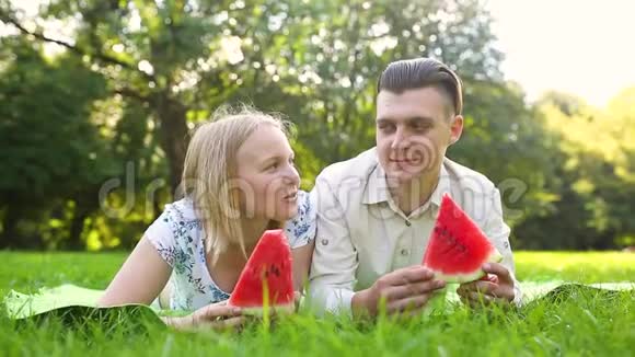 夫妇在吃西瓜视频的预览图
