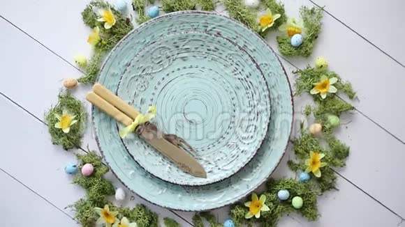 复活节摆满鲜花和鸡蛋空的装饰陶瓷板视频的预览图