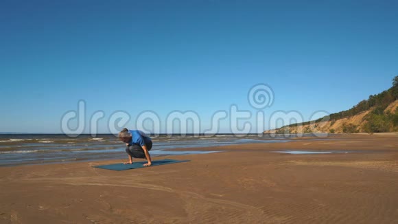 海边男子倒立瑜伽姿势视频的预览图