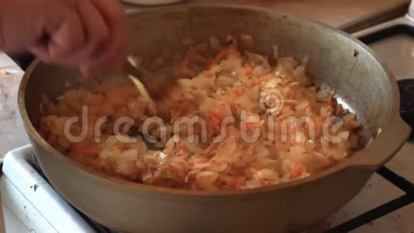 蔬菜和切碎的胡萝卜在煎锅里炒视频的预览图