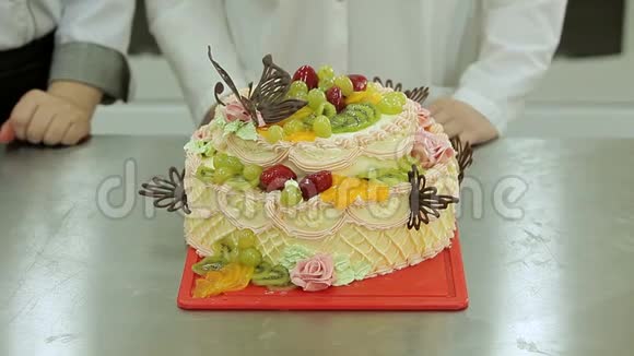 奶油蛋糕加水果馅馅饼上的果冻水果视频的预览图