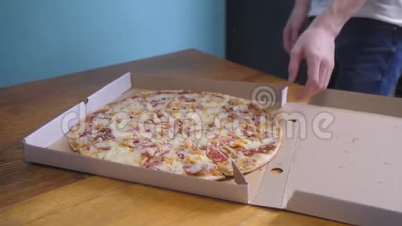 快乐的团队合作有吃披萨盒概念的朋友慢动作视频人类的手拿着一块视频的预览图