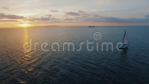 日落时分无人驾驶飞机在海上进行游艇射击视频的预览图