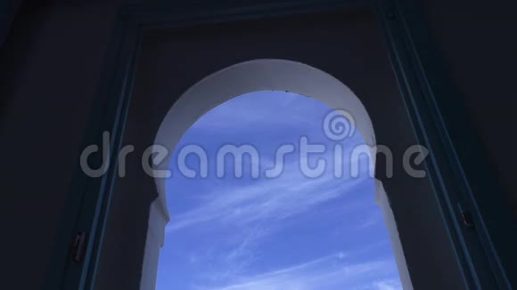 从拱形窗户放大蓝天视频的预览图