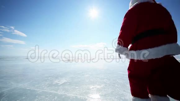 圣诞老人走进远方视频的预览图