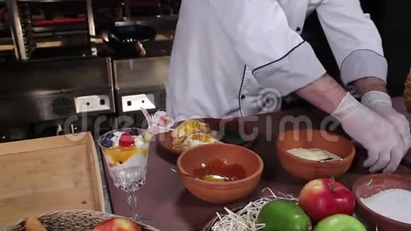 烹饪用浆果装饰煎饼做演示视频的预览图