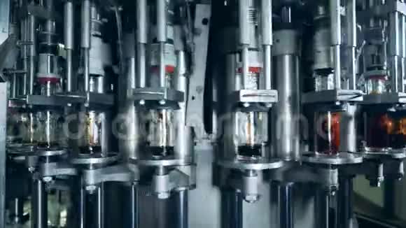 工厂机器用酒精填充瓶子关闭视频的预览图