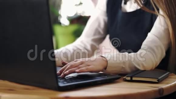 一个年轻女子在笔记本电脑上输入文字的特写镜头视频的预览图