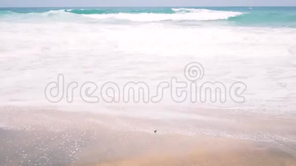 沙滩假日商店的波浪热带海滩视频的预览图