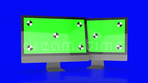 两台绿色屏幕的现代电脑隔离在蓝色背景上三维渲染视频的预览图