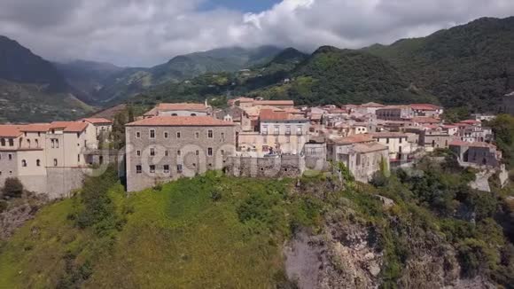 在山上俯瞰中世纪城市的空中景色俯瞰海边村庄和山脉晴天在意大利卡拉布里亚视频的预览图
