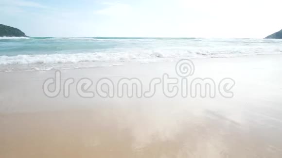 沙滩假日商店的波浪热带海滩视频的预览图