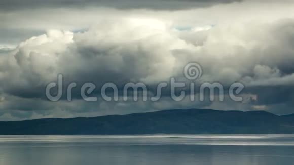 峡湾上空的雨和大云4K时间间隔镜头视频的预览图