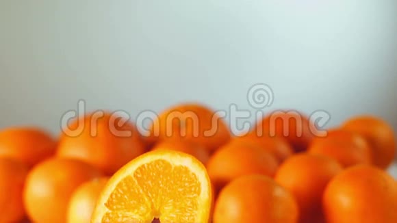 橘片飞舞旋转视频的预览图