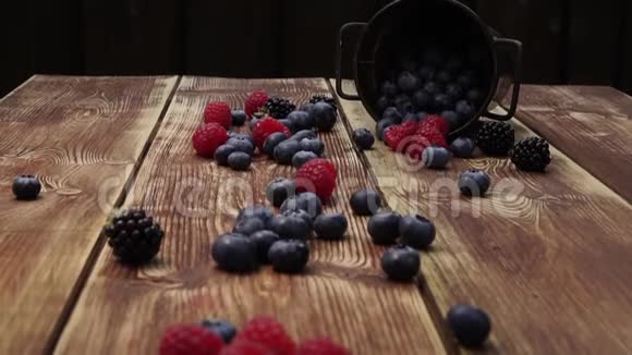 浆果覆盆子黑莓蓝莓草莓草莓盘子蓝底小果谷物种子果仁视频的预览图