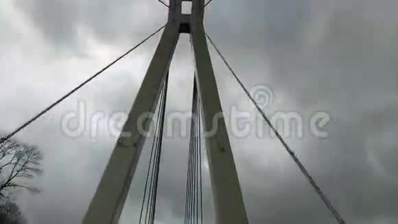 天空中的桥景视频的预览图
