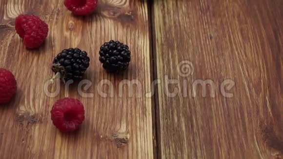 浆果覆盆子黑莓蓝莓草莓草莓盘子蓝底小果谷物种子果仁视频的预览图