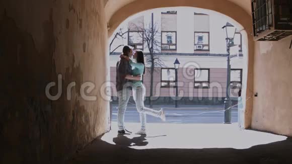 可爱的女孩和男孩戴着深色眼镜在小巷里接吻视频的预览图