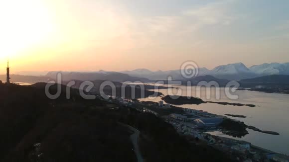 美丽的日出在阿尔松德镇上空视频的预览图