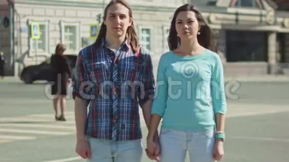 可爱的女孩和男孩留着长发在街上摆姿势时光流逝视频的预览图