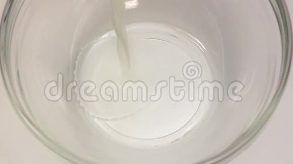 牛奶倒入玻璃碗中超级特写慢动作视频的预览图