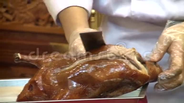 一位厨师正在切北京烤鸭视频的预览图