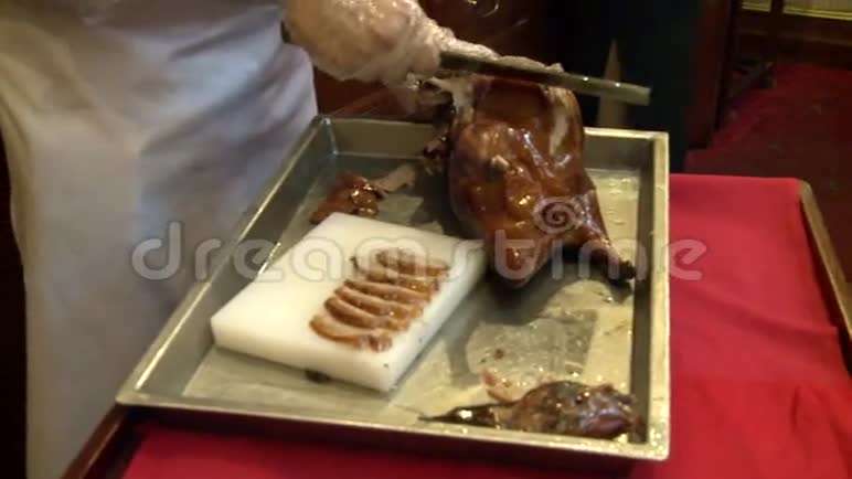 一位厨师正在切北京烤鸭视频的预览图