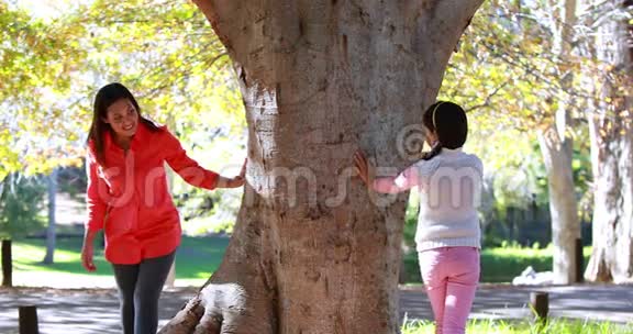 母女俩在树下公园玩耍视频的预览图