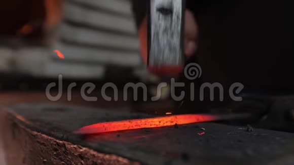 用热钢做一把刀慢动作视频的预览图