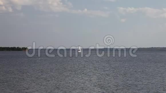 湖桥港帆船在远处视频的预览图