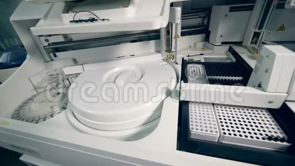 自动制药机在制药厂处理样品4K视频的预览图