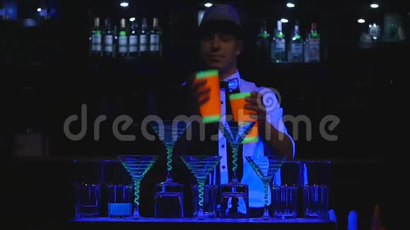 巴曼表演巴门玩弄两个烧杯来混合慢动作视频的预览图