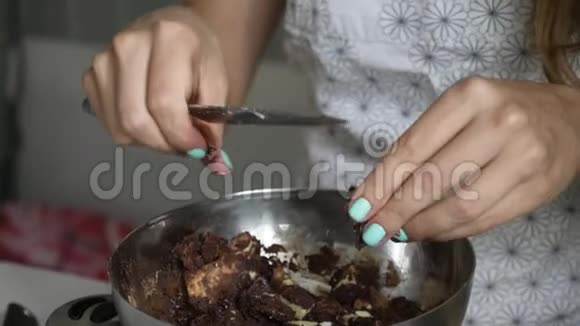 女人把可可脂切成家常巧克力视频的预览图